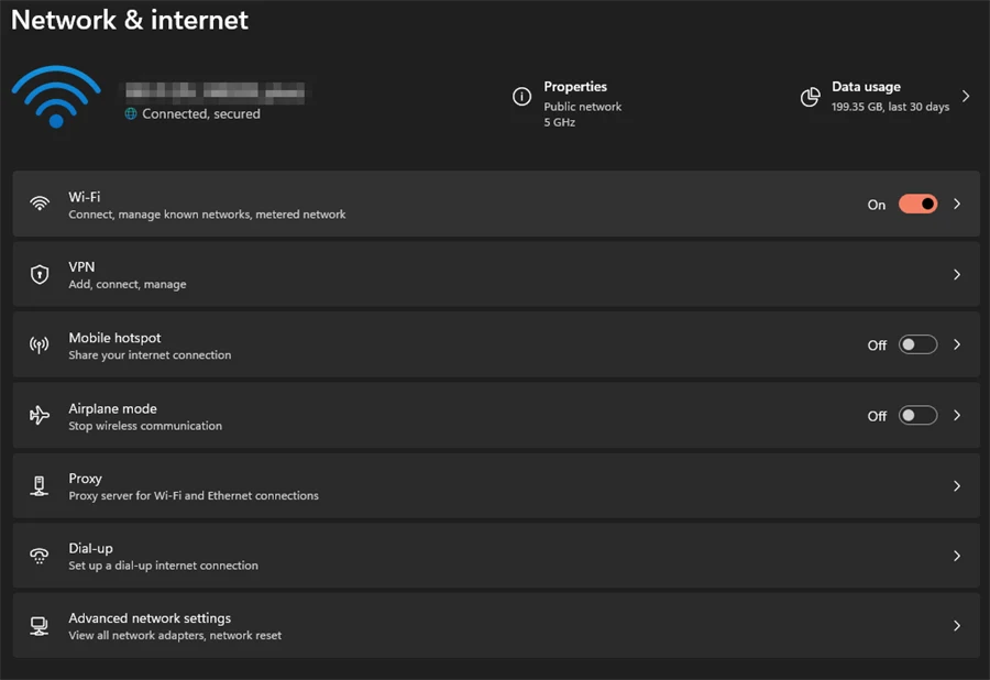 Halaman Network & internet di Windows 11: wifi tersambung di 5 GHz, Airplane mode mati, dan menu Advanced network settings; nama wifi diburamkan