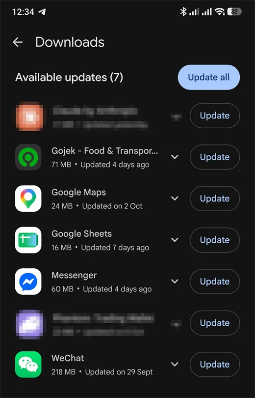 Halaman Downloads di Google Play Store dengan tujuh pembaruan aplikasi tersedia dan tombol Update all